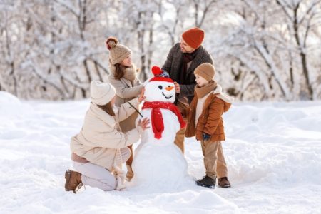 Spaß im Winterwunderland: Eine Schritt-für-Schritt-Anleitung zum Basteln von Schneemännern mit Kindern