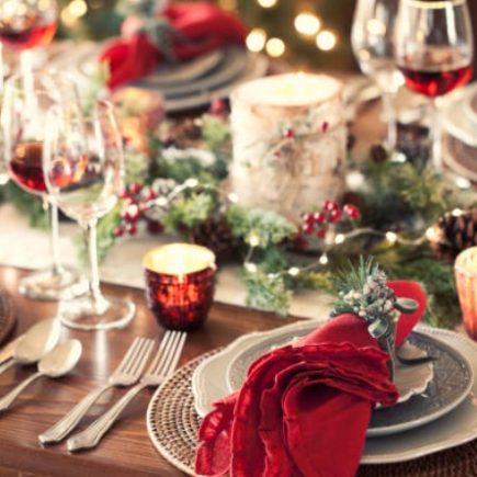 Es ist die Zeit, stilvoll zu speisen: Eine Schritt-für-Schritt-Anleitung, wie Sie einen atemberaubenden Weihnachtstisch decken